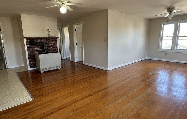 3 beds, 1 bath, 912 sqft, $1,800, Unit 5