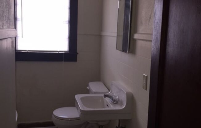 2 beds, 1 bath, $1,600