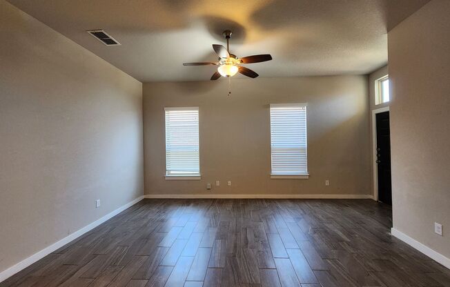 2 Weeks Free RENT! 3/2/2 Close to Creekside / Xeriscape Front Yard / Fenced in Backyard / Covered Back Patio / CISD