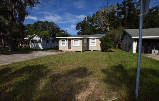 Charming 3 bedroom, 1 Baths Single Family Home for rent located at 317 E Barnes Ave. Eustis, FL 32726