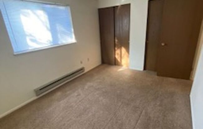 2 beds, 1 bath, 880 sqft, $1,195, Unit 380 Westchester Square S.