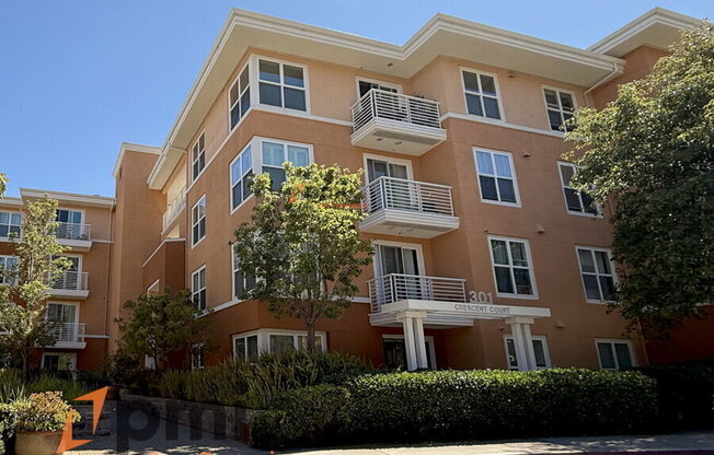 301 Crescent Ct
