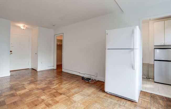 Spacious & Bright Unfurnished Studio at River Place East