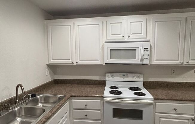 1 bed, 1 bath, 750 sqft, $2,340, Unit 1611