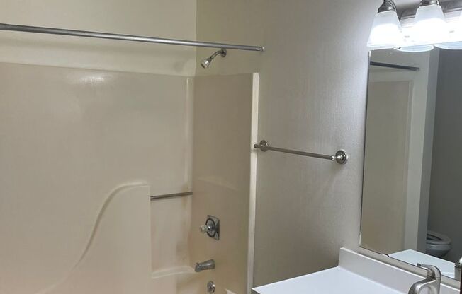 3 beds, 1 bath, 1,040 sqft, $1,695, Unit 3164-305