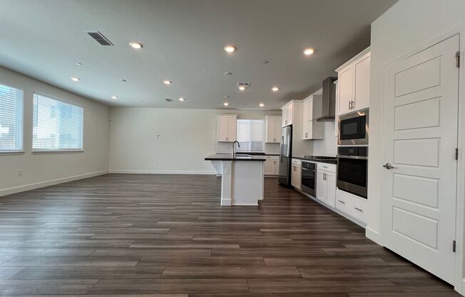 Gorgeous Like-New 4 Bedroom!