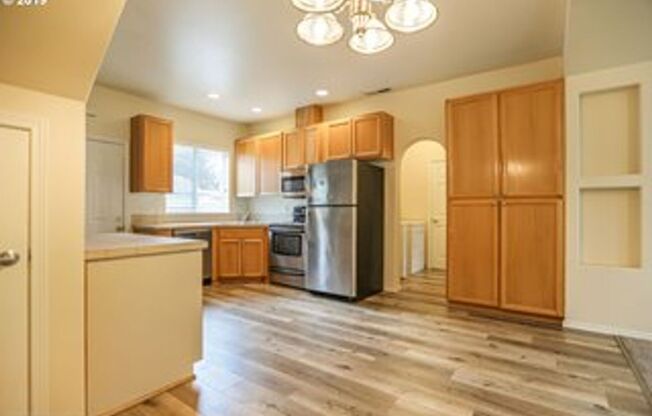 $1000 CASH BACK BONUS !! Spacious Condo with Vaulted Ceilings & Garage – Prime Vancouver Location