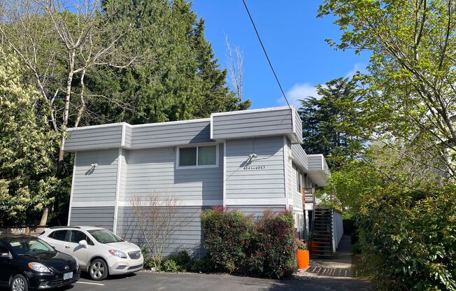 Upper 2bed, hardwoods, dishwasher, on-site coin-op, all dogs welcome!