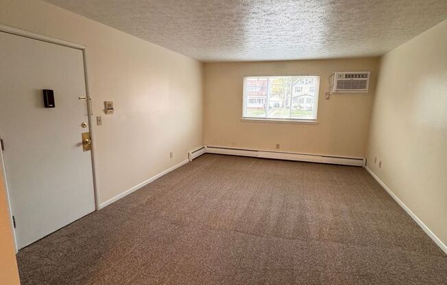 2 beds, 1 bath, $850, Unit 245 Churchill Rd. Apt. 9