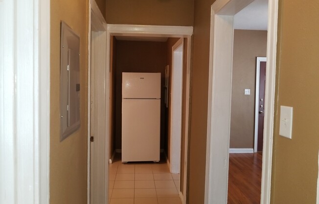 2 beds, 1 bath, 700 sqft, $925, Unit Unit 4