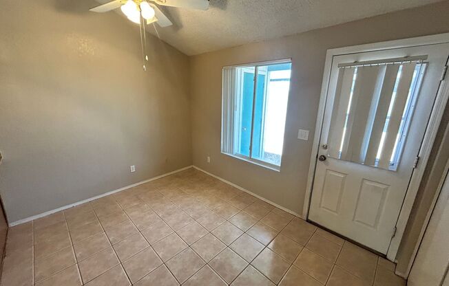 *NEW* Custom Paint, Fully Enclosed Backyard 2 bed/1 bath Glendale *Single* Level Duplex!