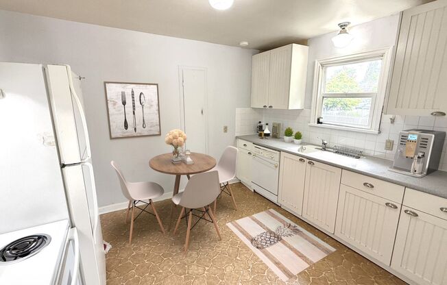 Renton Downtown Duplex rambler home - Move in ready - 2 bedroom 1 bathroom - off street parking.