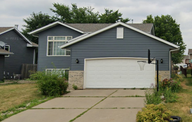 3 beds, 2 baths, $1,795