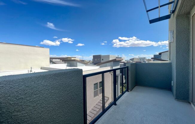 This spectacular 3-bedroom with amazing city veiw! Ready for Immediate move-in!