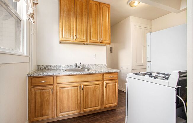 1 bed, 1 bath, $2,200, Unit 2249 Central Ave #C