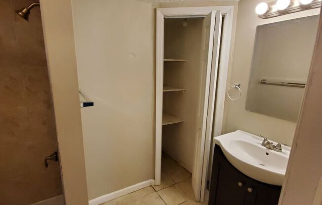 1 bed, 1 bath, $1,100, Unit Apt 1