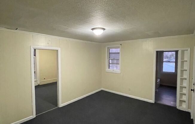 1 bed, 1 bath, $595, Unit D