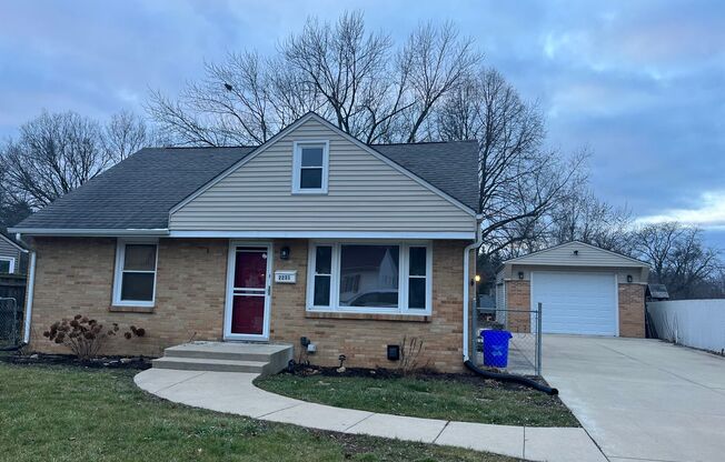 3 bedroom 2 bath home in Rolling Green neighborhood of Rockford