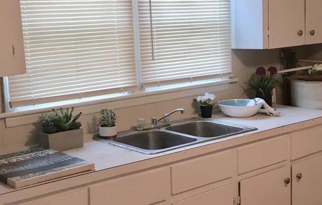 COMING SOON! DEPOSIT-FREE Renting option thru OBLIGO! Deposit Alternative available.