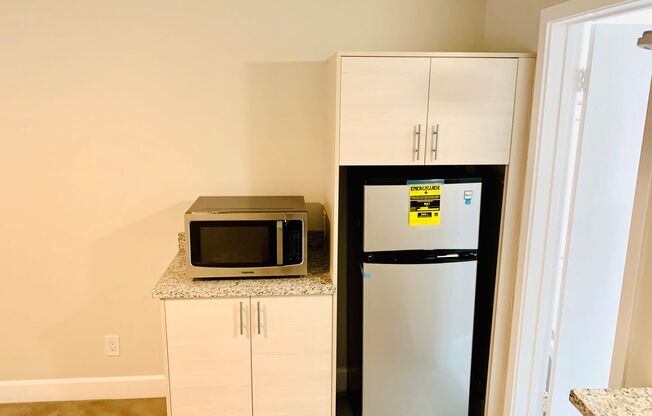 UPSTAIRS STUDIO IN THE HEART OF LA JOLLA! ONLY $1,700/mo