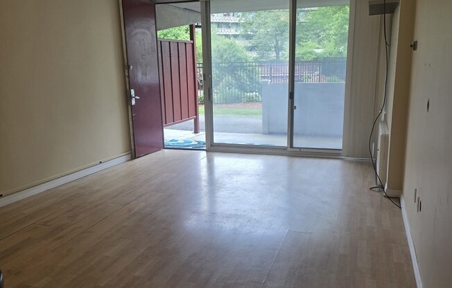 2 beds, 1 bath, 810 sqft, $3,000, Unit T35