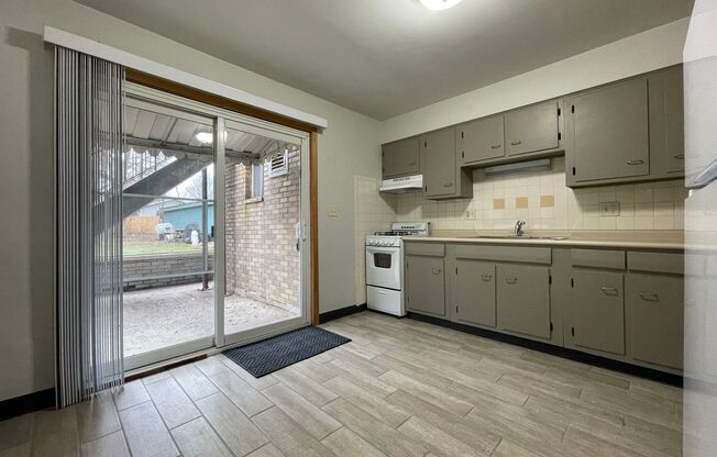 2 beds, 1 bath, $1,195, Unit B