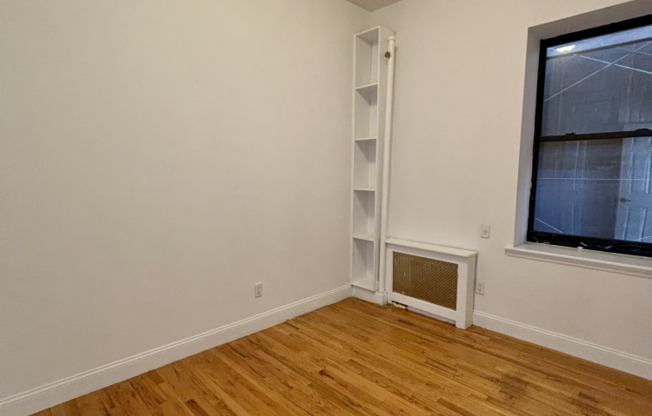 3 beds, 1 bath, $4,700, Unit 4D