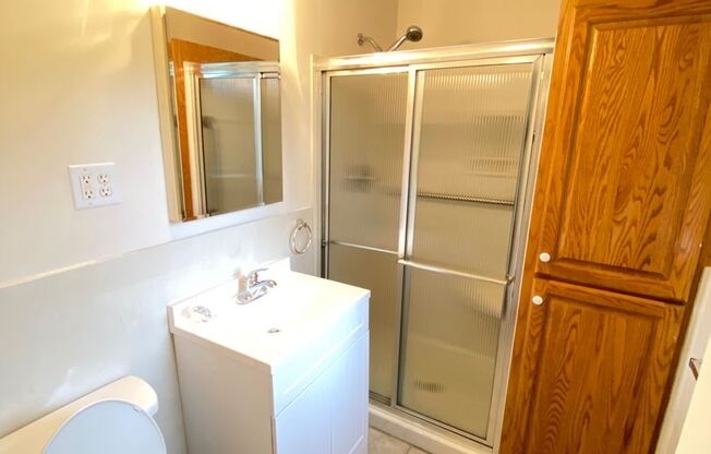 3bd/2ba House on a Corner Lot very close to Hospital and Hwy 73