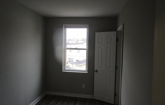 Spacious Front-Porch Row - Oak Lane