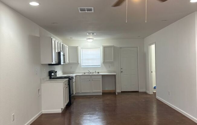 2 beds, 2 baths, 900 sqft, $950, Unit Unit B