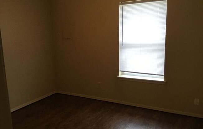 2 beds, 1 bath, $900