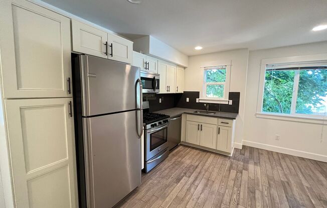 Charming 1Bd + 1Ba in Sellwood with A/C and 90 Walk Score! Additional Dwelling unit.