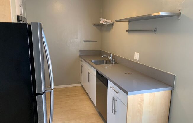 2 beds, 1 bath, 650 sqft, $2,695