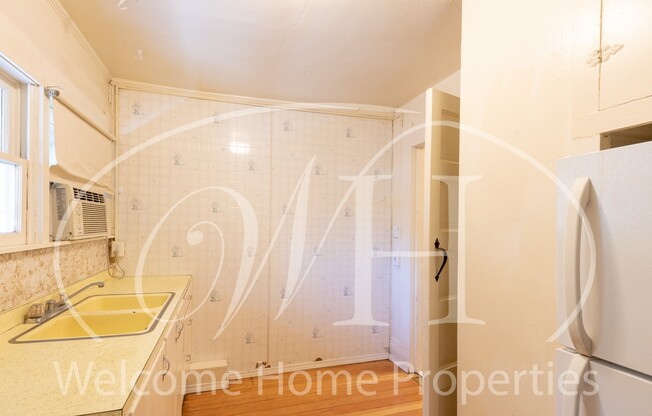 Studio, 1 bath, 450 sqft, $1,095, Unit 916 Penrose - Apt 3 (studio)