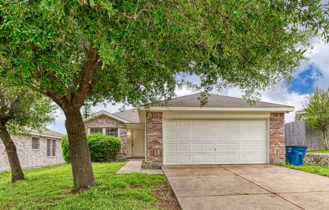 Lovely Home in Dallas located close to I-35, and all the restaurants and shopping in the Camp Wisdom area.