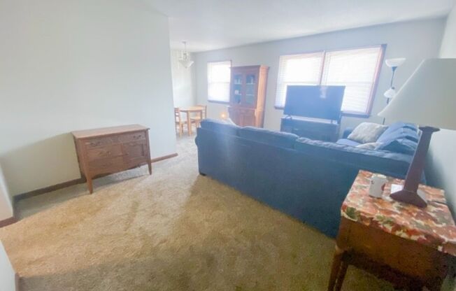 2 beds, 1 bath, $700, Unit 520 Osage Unit 9