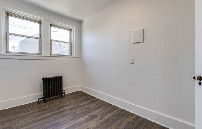 3 beds, 1 bath, $1,300, Unit (201 Locust)1st FLR Right