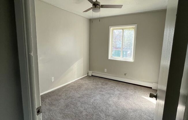 2 beds, 1 bath, $990, Unit 202