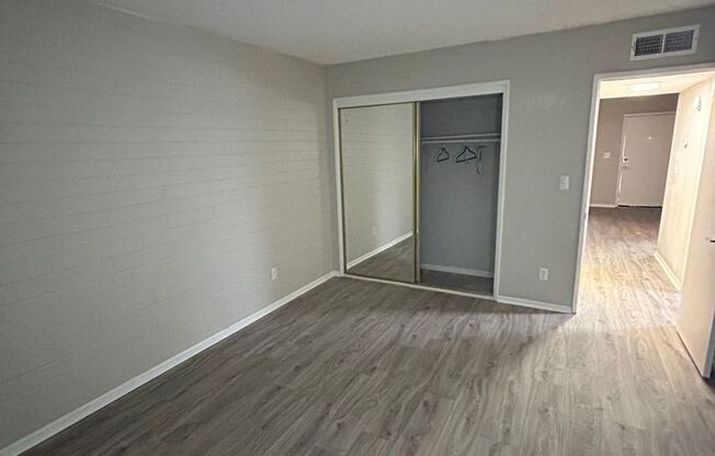 2 beds, 1 bath, 930 sqft, $1,149, Unit 015