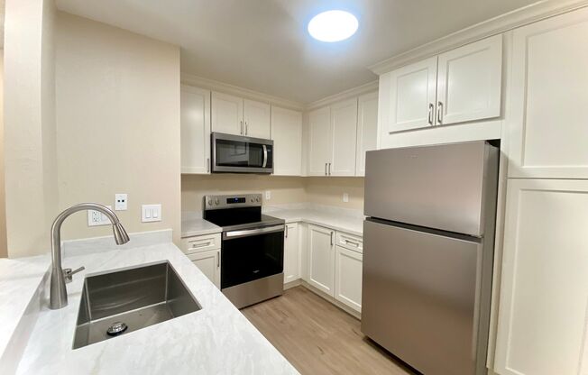 Beautifully Updated 2-Bedroom Condo! - Warm Springs!