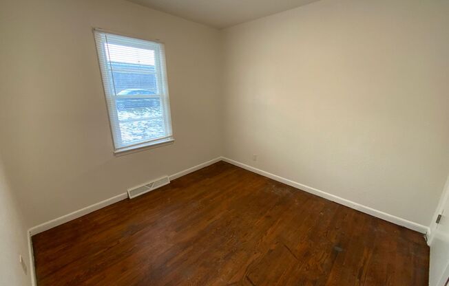 3 beds, 1 bath, $900