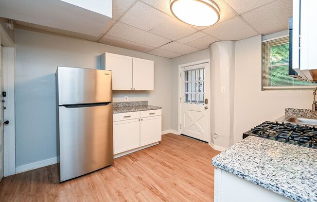 Studio, 1 bath, 500 sqft, $985, Unit 872 3