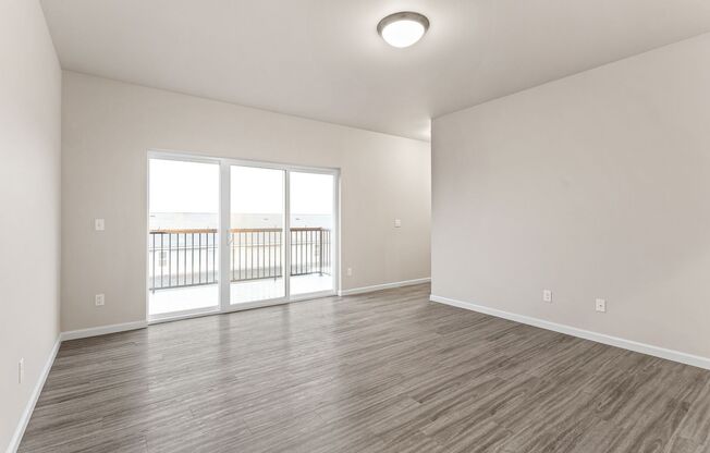 3 beds, 2.5 baths, 1,300 sqft, $1,850, Unit Unit 5