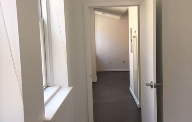 2 beds, 1 bath, $1,899, Unit 521