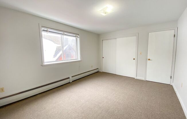 1 bed, 1 bath, $1,300, Unit D-34