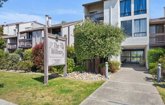 Shoreline Serenity: Modern Condo Steps from Alameda Beach
