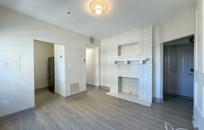 2 beds, 1 bath, $895, Unit 3B