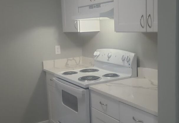 2 beds, 1 bath, 867 sqft, $1,300, Unit 601 E202