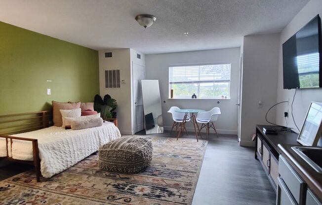 Studio, 1 bath, 329 sqft, $1,400, Unit 211