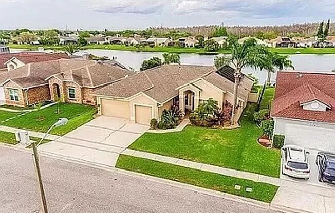 Captivating 4 Bedroom, 2 bath Pool/Lake home